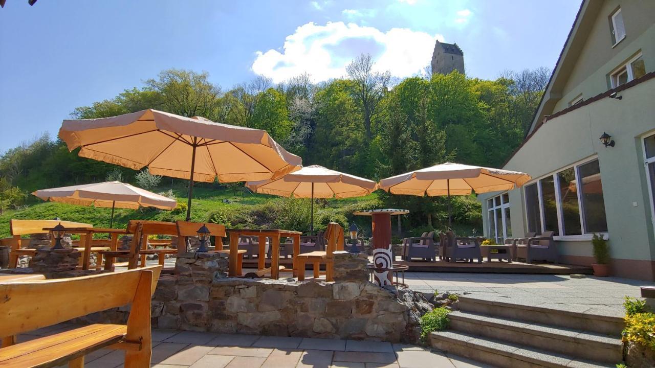 Pod Hradom Restaurant & Pension Topoľčany Buitenkant foto