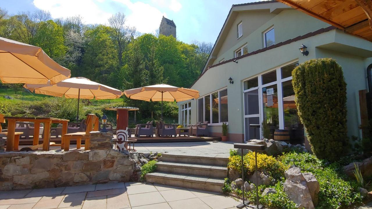 Pod Hradom Restaurant & Pension Topoľčany Buitenkant foto