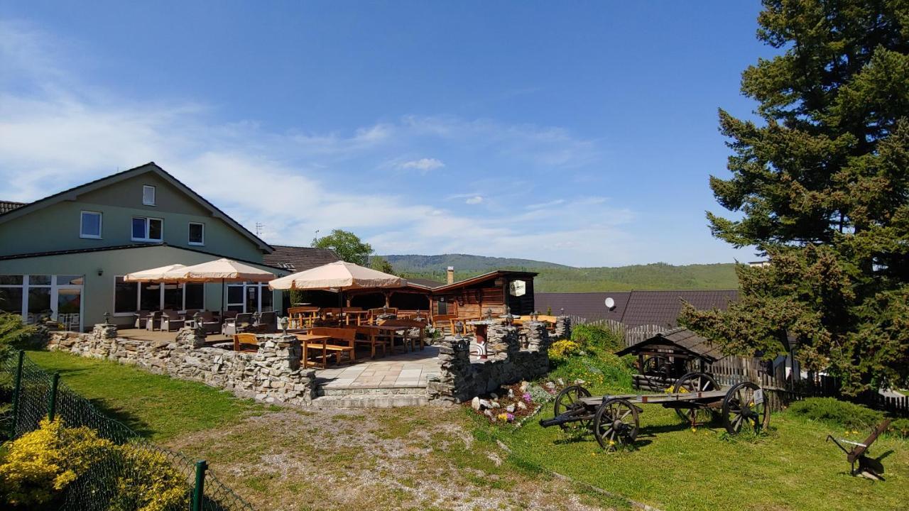Pod Hradom Restaurant & Pension Topoľčany Buitenkant foto