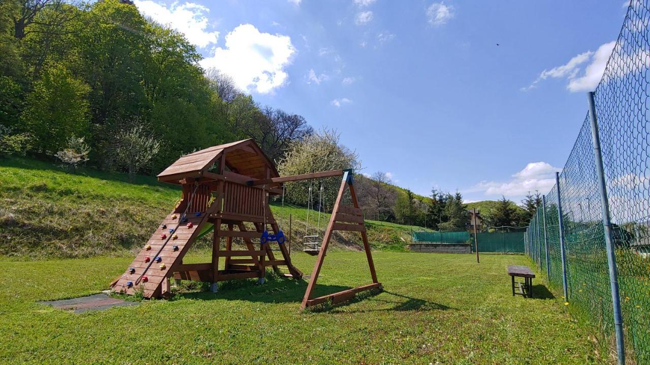 Pod Hradom Restaurant & Pension Topoľčany Buitenkant foto