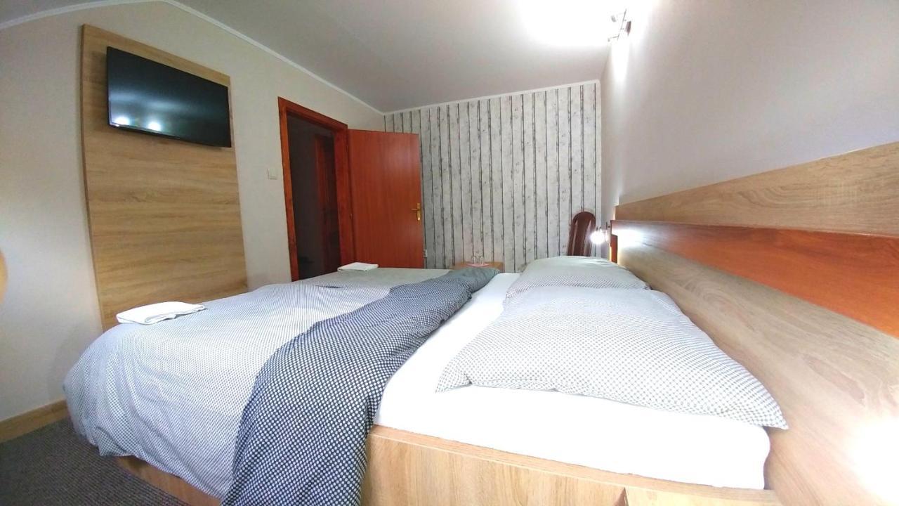 Pod Hradom Restaurant & Pension Topoľčany Buitenkant foto
