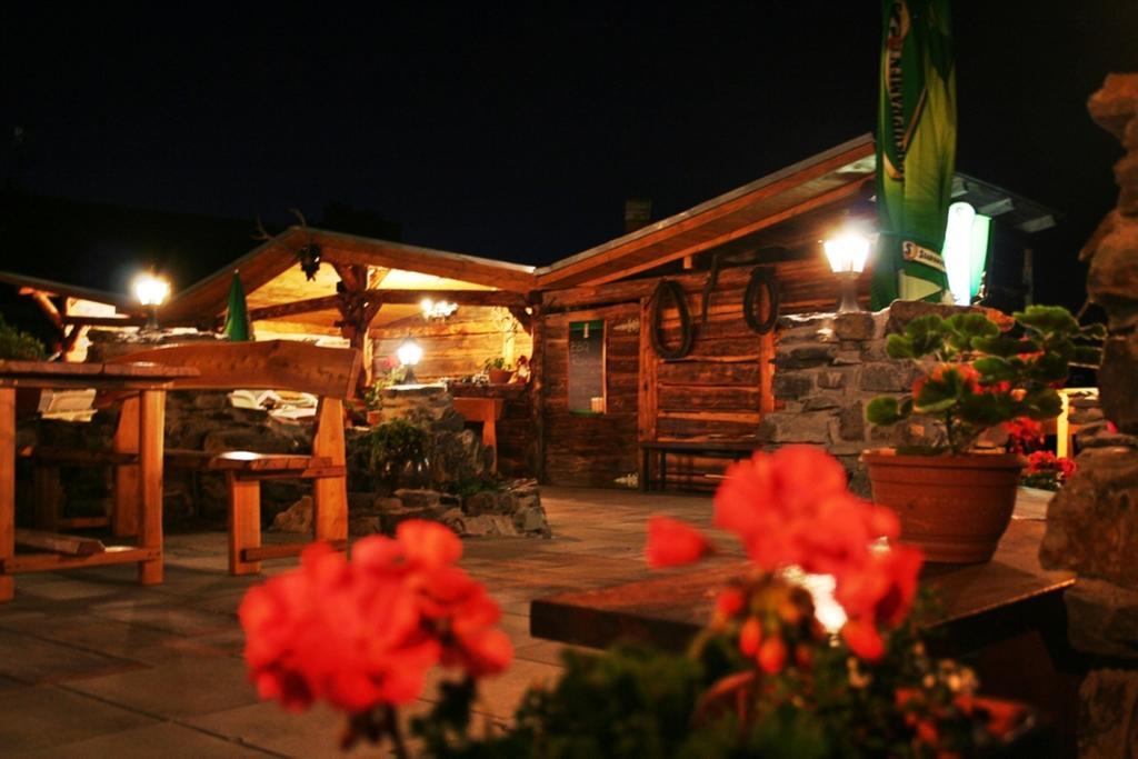 Pod Hradom Restaurant & Pension Topoľčany Buitenkant foto