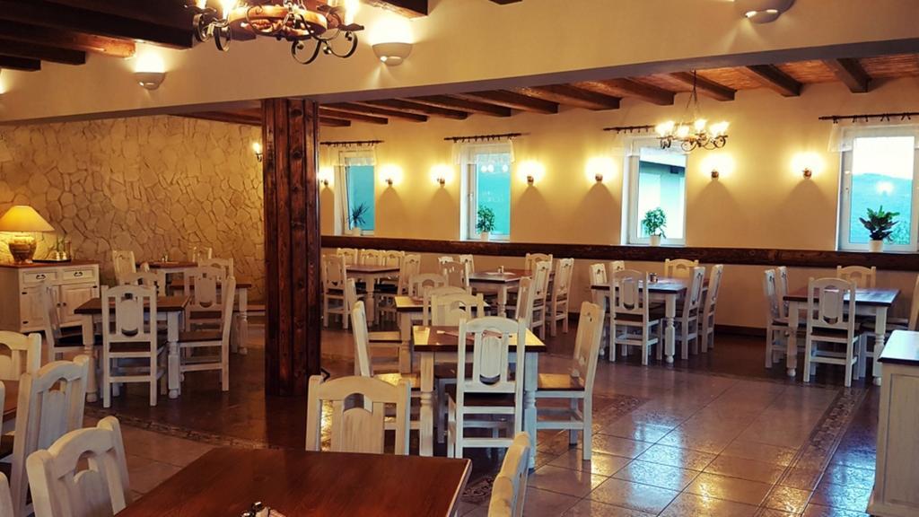 Pod Hradom Restaurant & Pension Topoľčany Buitenkant foto