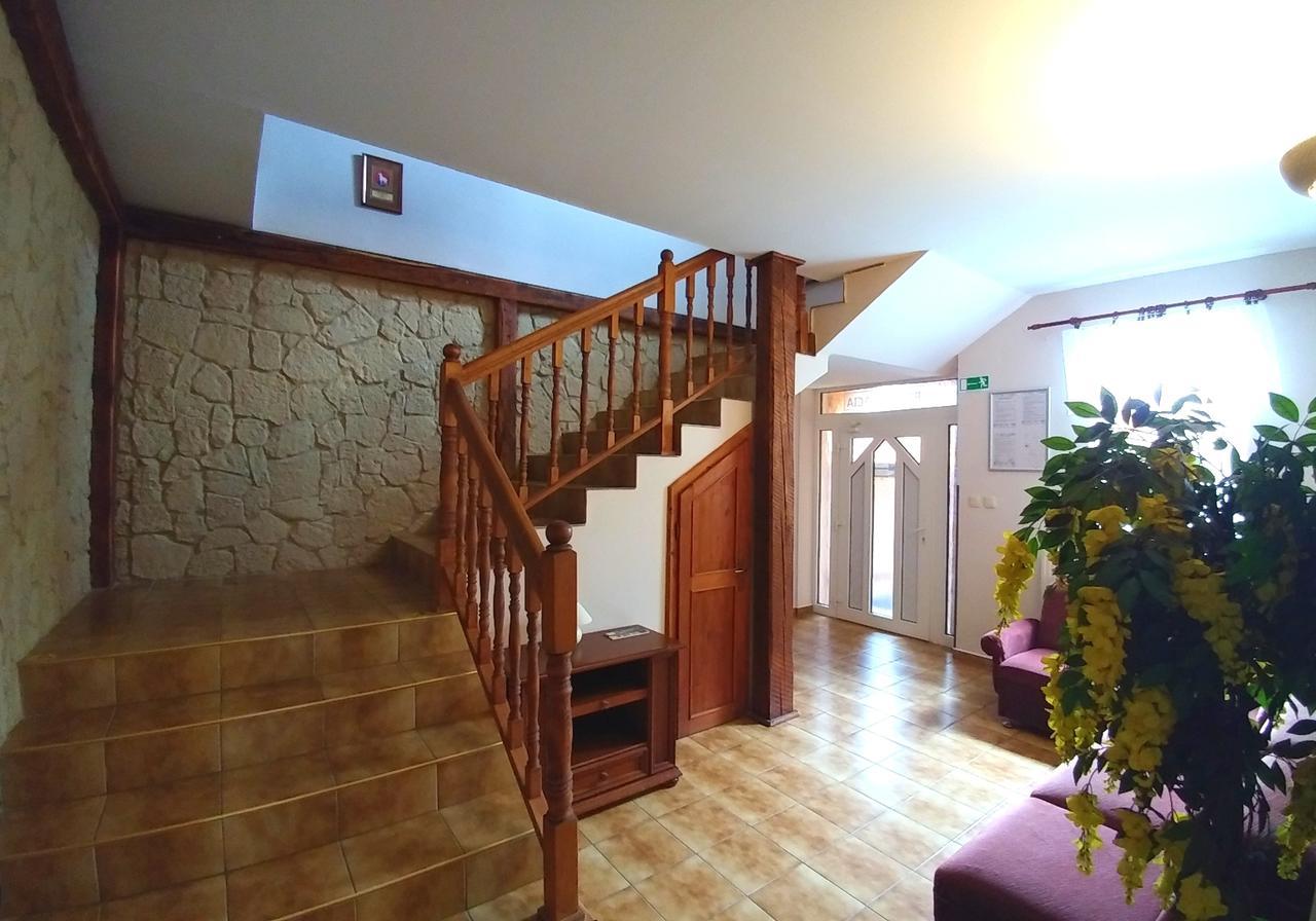 Pod Hradom Restaurant & Pension Topoľčany Buitenkant foto