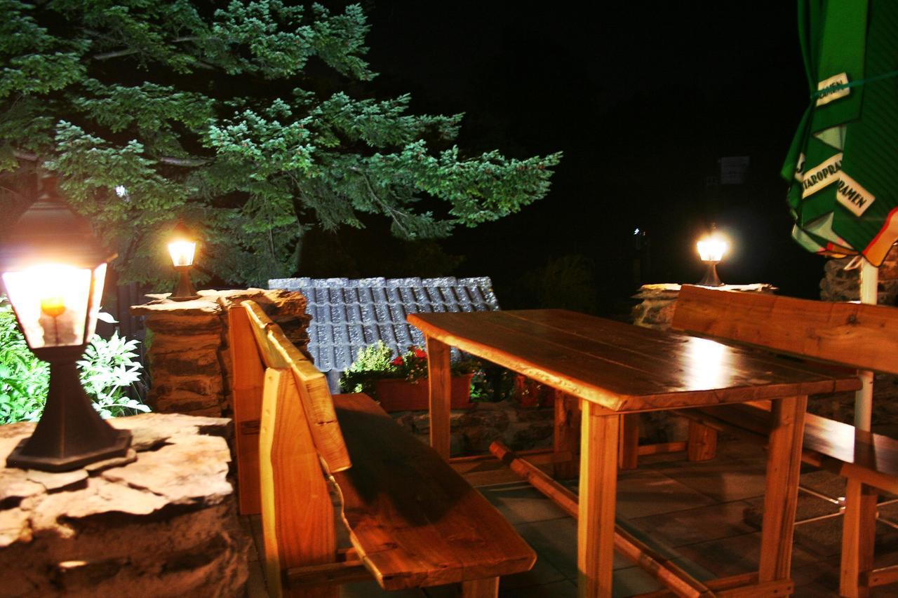 Pod Hradom Restaurant & Pension Topoľčany Buitenkant foto