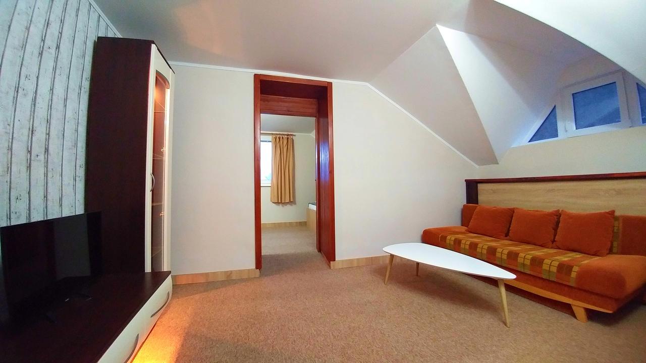Pod Hradom Restaurant & Pension Topoľčany Buitenkant foto