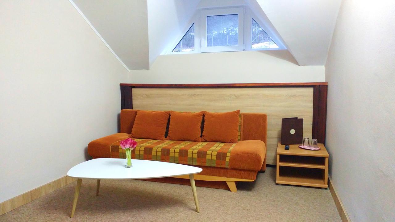 Pod Hradom Restaurant & Pension Topoľčany Buitenkant foto