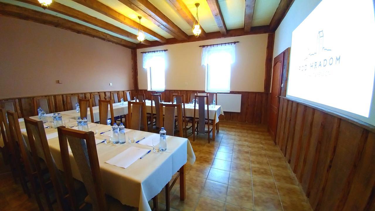 Pod Hradom Restaurant & Pension Topoľčany Buitenkant foto