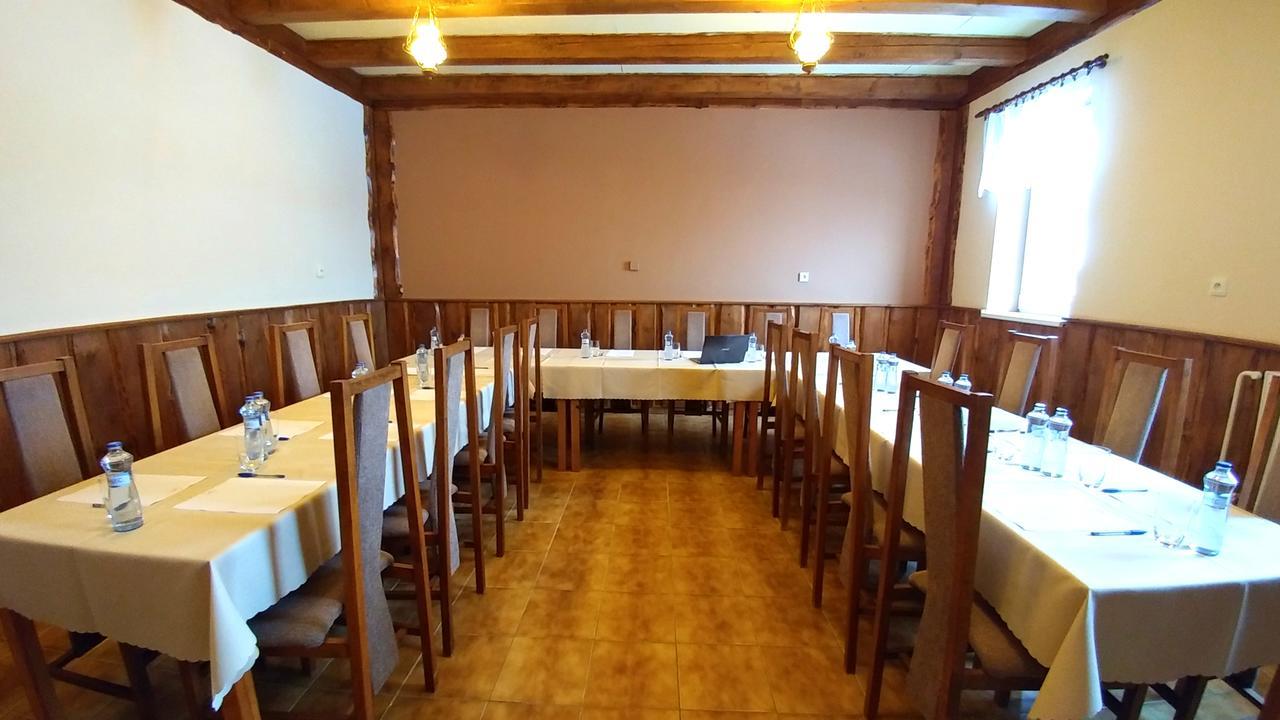 Pod Hradom Restaurant & Pension Topoľčany Buitenkant foto