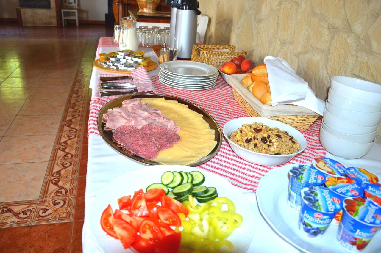 Pod Hradom Restaurant & Pension Topoľčany Buitenkant foto